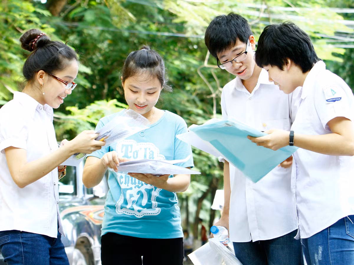 Thí sinh xem lại bài thi sau giờ làm bài kỳ tuyển sinh đại học đợt 2. Ảnh: Như Ý