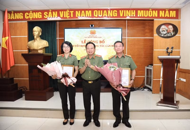 Trung tướng Mai Văn Hà trao quyết định bổ nhiệm Trung tá Nguyễn Quang Hà Anh và Thượng tá Phạm Thị Mỹ Nương giữ chức vụ Phó Giám đốc, Phó Tổng Biên tập Nhà xuất Bản CAND.