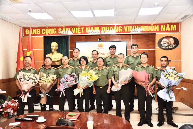 Trung tướng Mai Văn Hà và Đảng ủy Cục Truyền thông CAND tặng hoa chúc mừng các đồng chí lãnh đạo được bổ nhiệm.