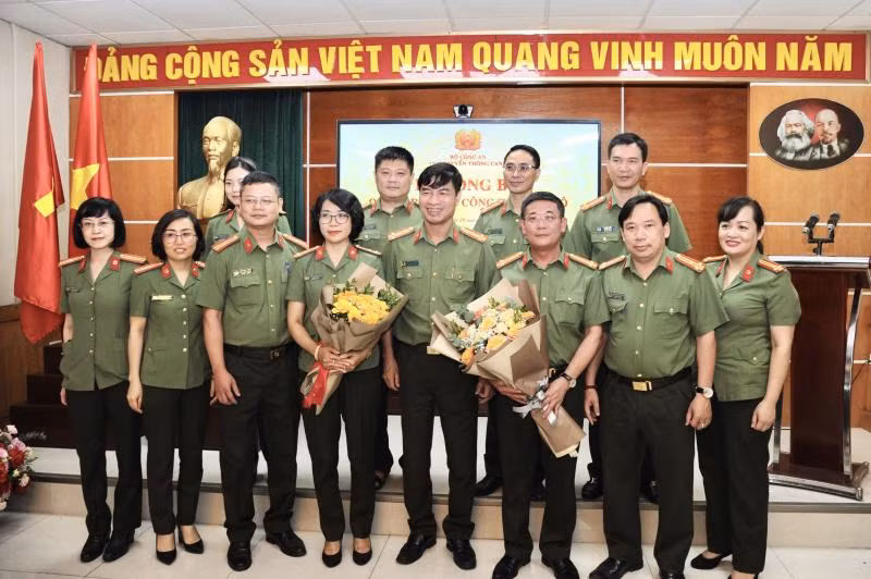 Đại diện chỉ huy các đơn vị trong Nhà xuất Bản CAND tặng hoa chúc mừng các đồng chí lãnh đạo được bổ nhiệm chức vụ.