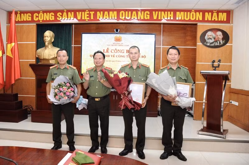 Trung tướng Mai Văn Hà chúc mừng Thượng tá Trần Duy Hiển, Thượng tá Trần Hồng Thanh và Trung tá Phan Đăng Trường được bổ nhiệm chức vụ Phó Tổng Biên tập Báo CAND.