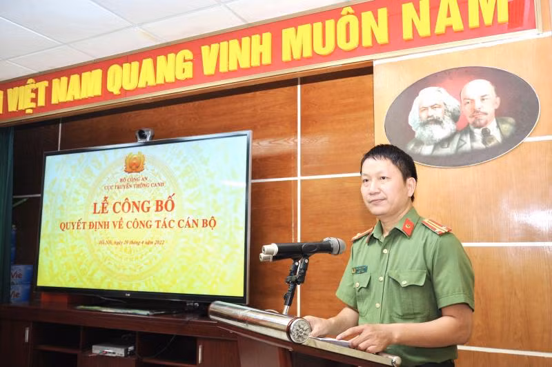 Trung tá Phan Đăng Trường, Phó Tổng Biên tập Báo CAND thay mặt 7 đồng chí lãnh đạo được bổ nhiệm phát biểu tại buổi lễ.