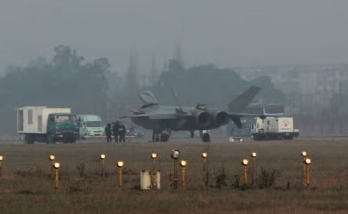 Trung Quốc tin rằng sau năm 2022, tiêm kích nội địa J-20 sẽ giúp không quân nước này giữ vai trò 'đàn anh' ở Đông Á. Trung Quốc tin rằng J-20 sẽ giúp không quân nước này giữ vai trò 'anh cả' ở Đông Á