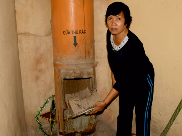 Nắp thùng rác bị hỏng bốc mùi hôi thối 