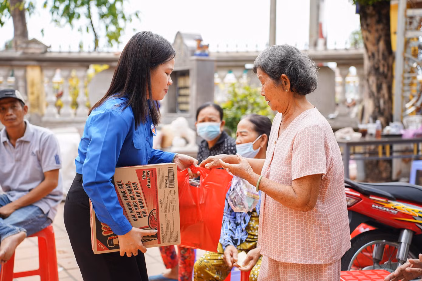 Đồng thời, Đoàn cũng đã trao tặng 300 phần quà gồm các loại nhu yếu phẩm hỗ trợ cho người dân với tổng giá trị 110 triệu đồng. Ảnh: Bệnh viện Chợ Rẫy Đồng thời, Đoàn cũng đã trao tặng 300 phần quà gồm các loại nhu yếu phẩm hỗ trợ cho người dân với tổng giá trị 110 triệu đồng. Ảnh: Bệnh viện Chợ Rẫy