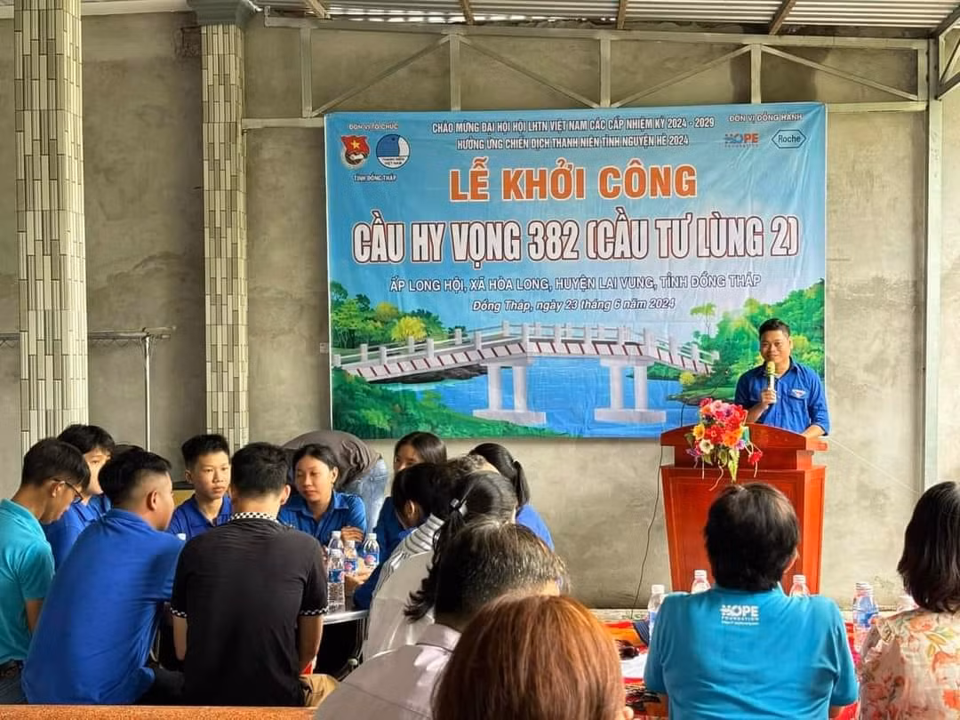 Bên cạnh đó cũng phối hợp UBND xã Hòa Long tổ chức khởi công cầu Tư Lùng 2 thuộc ấp Long Phú - xã Hoà Long (Cầu Hy vọng 382) với tổng kinh phí thực hiện là trên 410 triệu đồng. Ảnh: Địa Điểm Lai Vung Bên cạnh đó cũng phối hợp UBND xã Hòa Long tổ chức khởi công cầu Tư Lùng 2 thuộc ấp Long Phú - xã Hoà Long (Cầu Hy vọng 382) với tổng kinh phí thực hiện là trên 410 triệu đồng. Ảnh: Địa Điểm Lai Vung