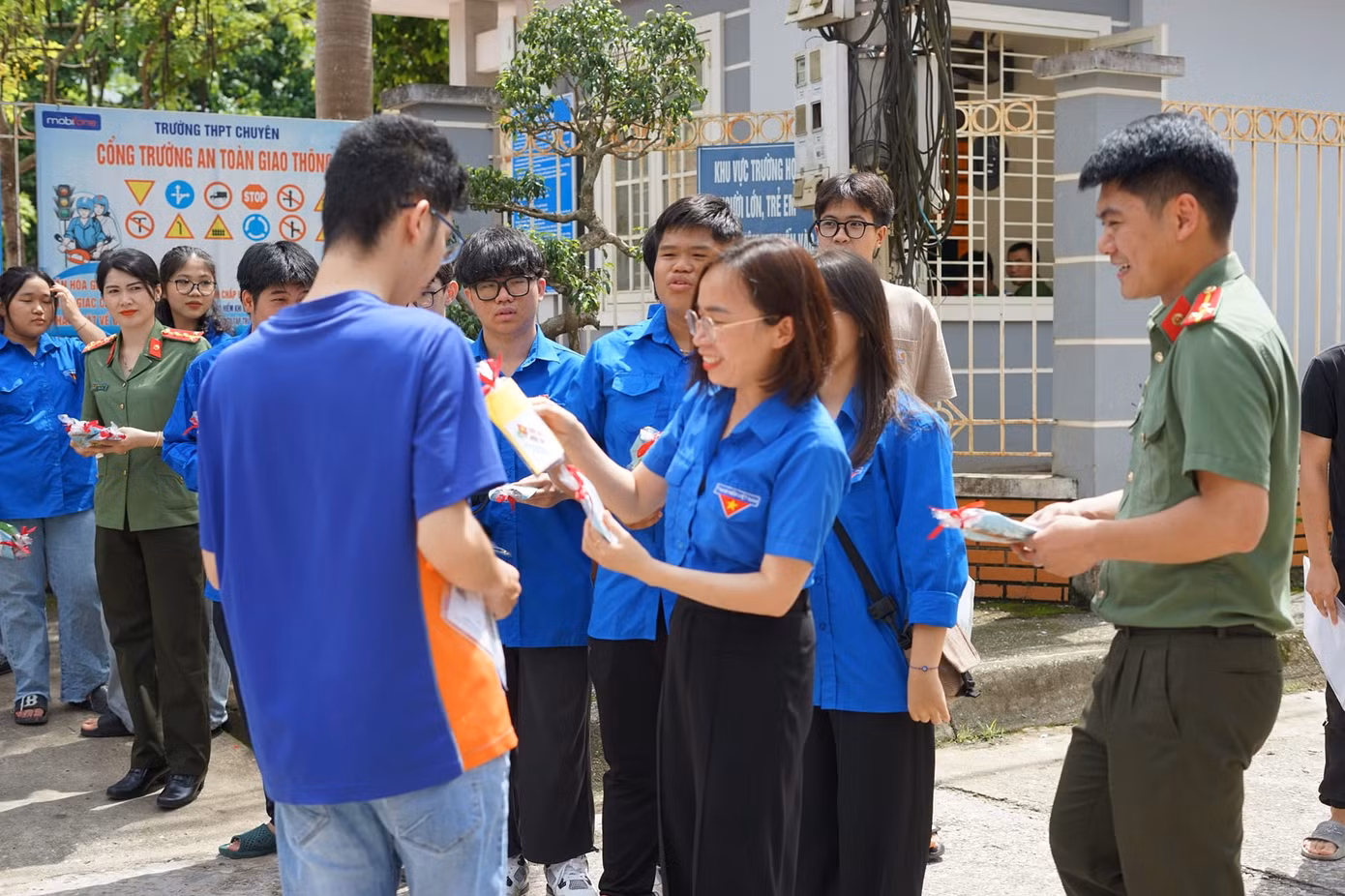 Chúc các thí sinh hãy bình tĩnh, tự tin, chuẩn bị tinh thần thật tốt, thực hiện đúng quy chế, cố gắng hết mình và đạt kết quả cao nhất. Ảnh: Đoàn trường THPT chuyên Cao Bằng.
