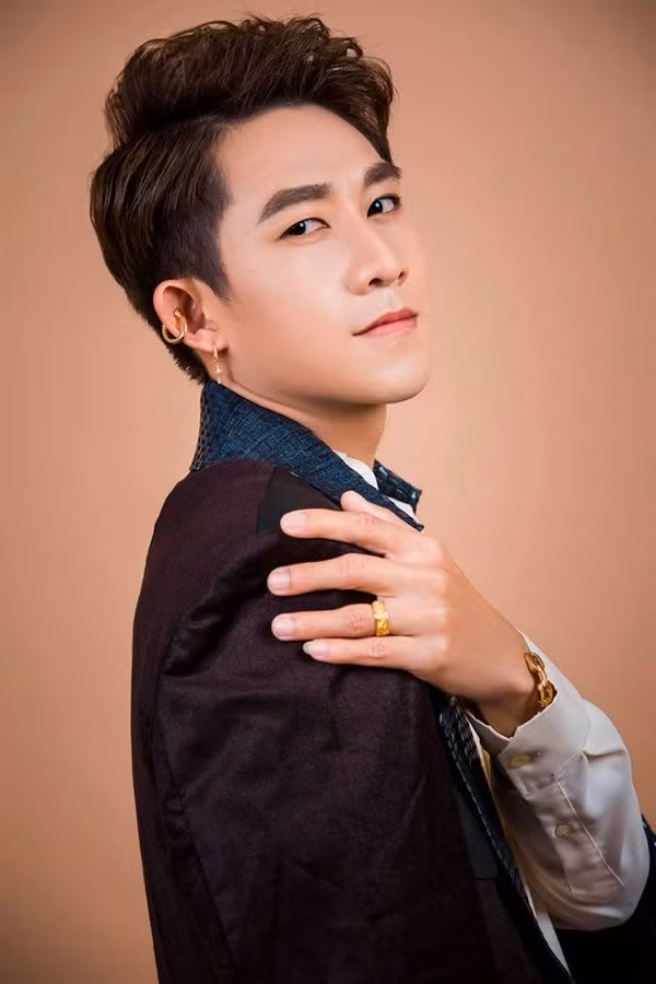 Sự nghiệp âm nhạc của nam ca sĩ có phần "im hơi lặng tiếng" hơn so với các thành viên khác. Sự nghiệp âm nhạc của nam ca sĩ có phần "im hơi lặng tiếng" hơn so với các thành viên khác.
