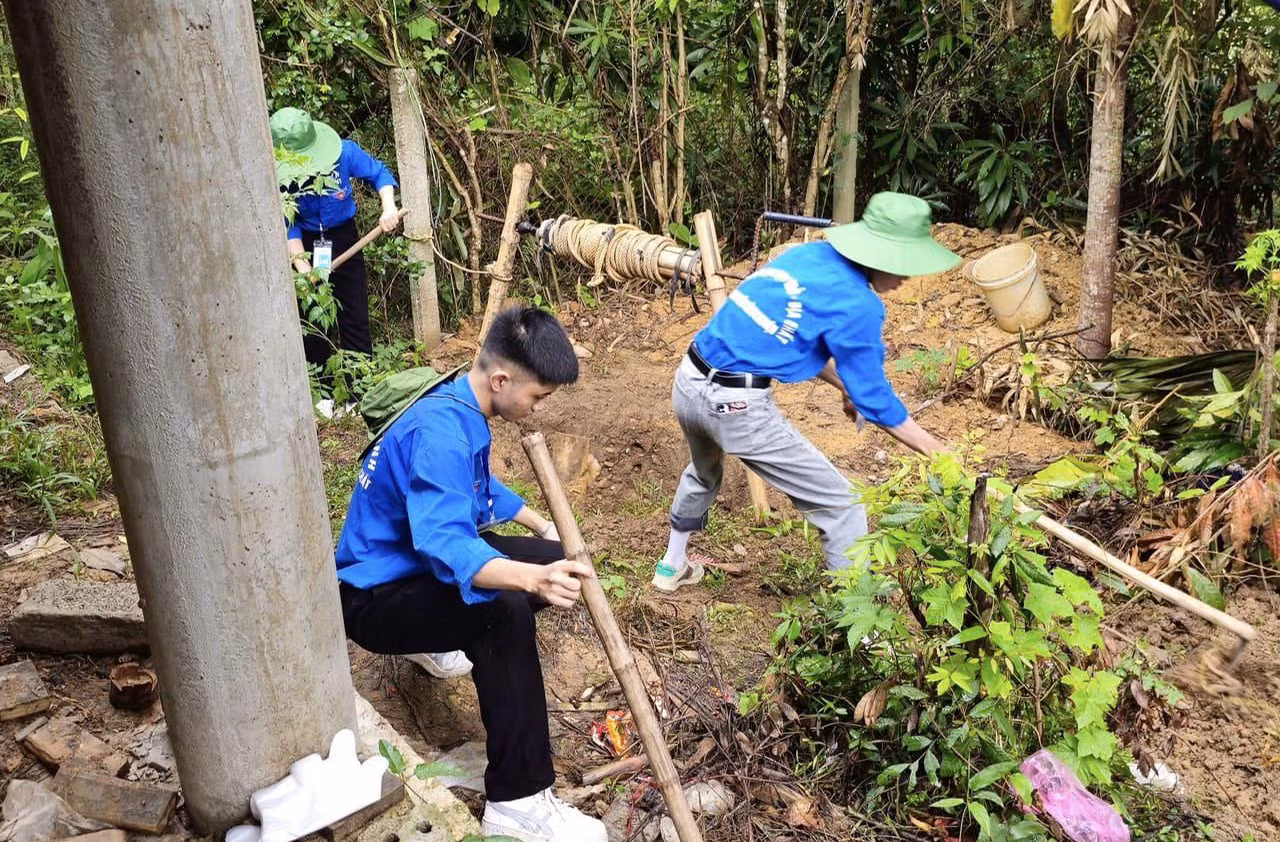 Các bạn tình nguyện hỗ trợ làm hố xử lý nước thải sinh hoạt cho người dân cũng như vệ sinh, dọn dẹp, khơi thông dòng chảy. Ảnh: Đoàn Thanh niên - Hội Sinh viên HUMG