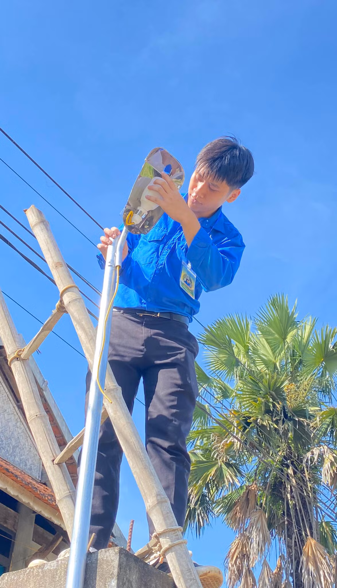 Thành viên của Đoàn Thanh niên hăng hái tham gia chiến dịch "Thắp sáng những nẻo đường". Ảnh: Đoàn Thanh niên - Hội Sinh viên HUMG