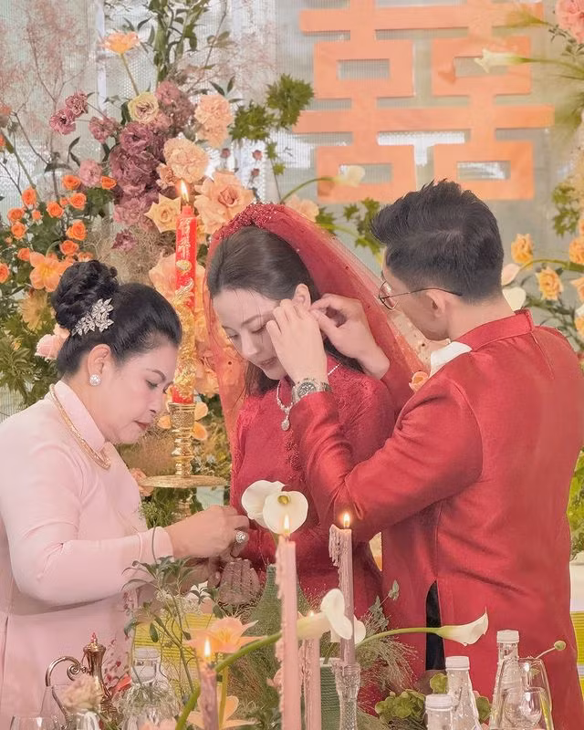 Cô dâu Midu nhận của hồi môn từ gia đình nhà chồng. Cô dâu Midu nhận của hồi môn từ gia đình nhà chồng.