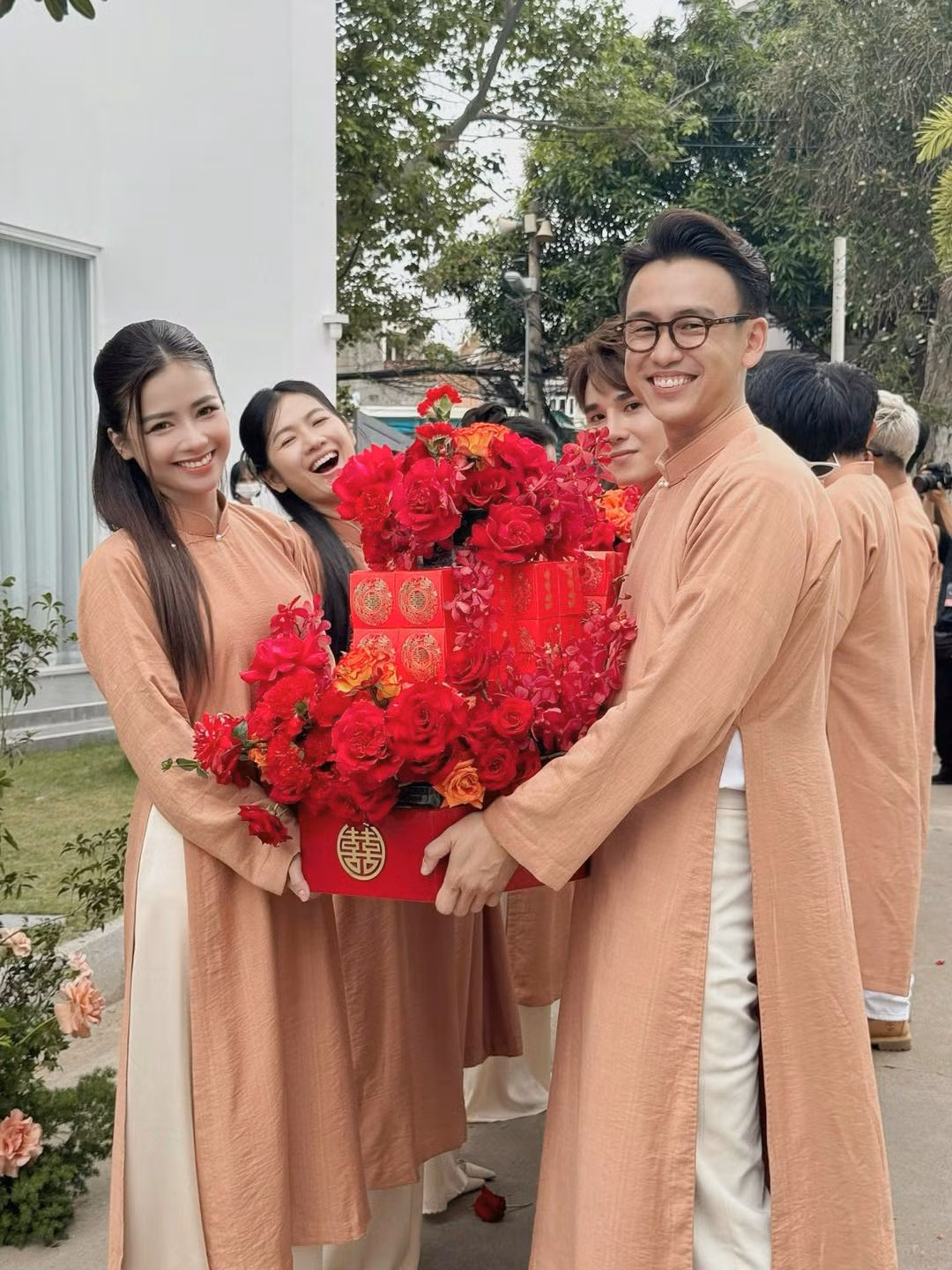 Nhà trai mang 14 tráp sính lễ qua rước dâu. Nhà trai mang 14 tráp sính lễ qua rước dâu.