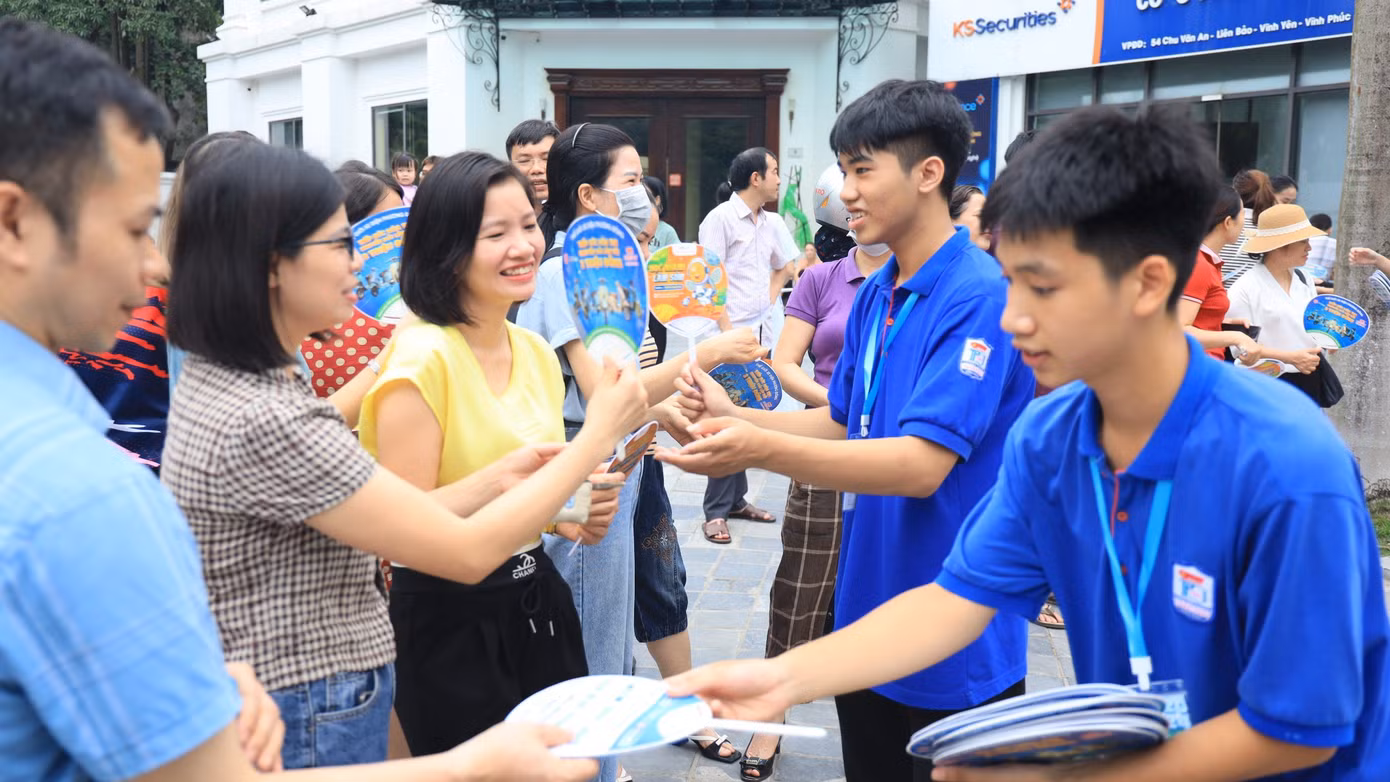 Thông qua chương trình, thanh niên và sinh viên được phát huy tinh thần tình nguyện, "tương thân, tương ái", ý thức trách nhiệm đối với cộng đồng, xã hội. Ảnh: Báo Vĩnh Phúc Online