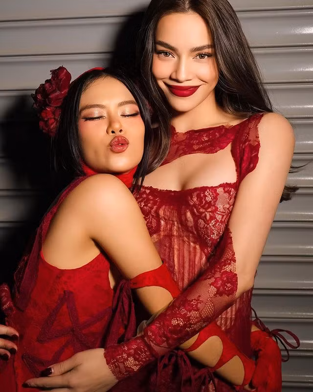 Hồ Ngọc Hà và tlinh cách nhau 16 tuổi nhưng khi đứng cùng nhau không nhìn thấy sự chênh lệch lớn.