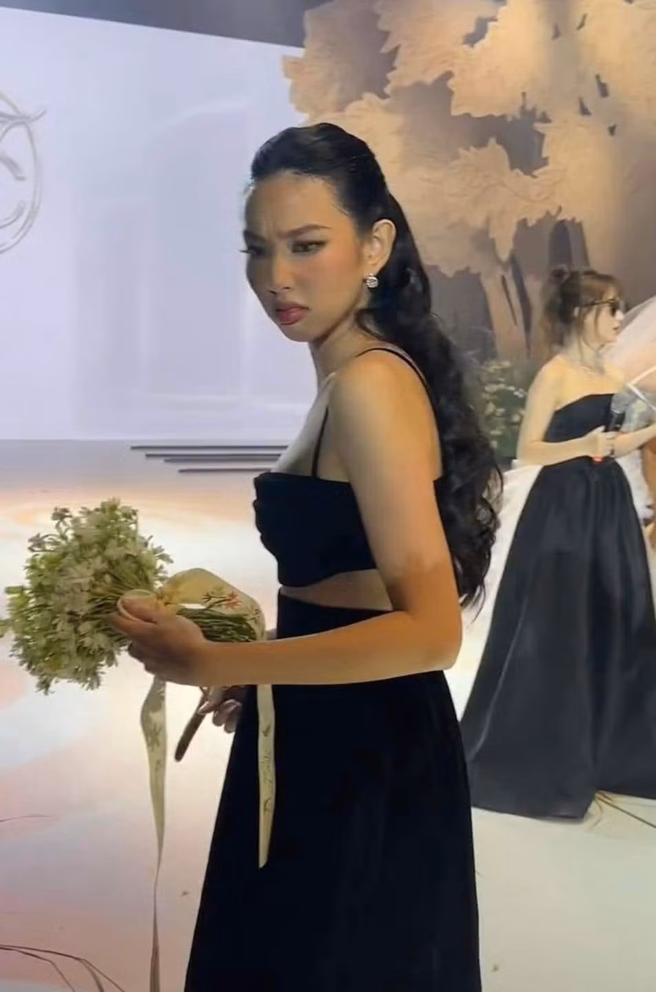Gương mặt "ngơ ngác" của nàng hậu khi đang loay hoay tìm đôi giày thất lạc.
