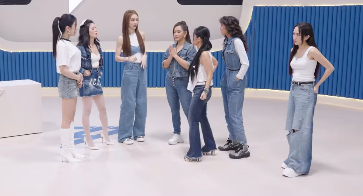 Diệu Nhi trở nên trầm tính hơn trong lúc thảo luận.