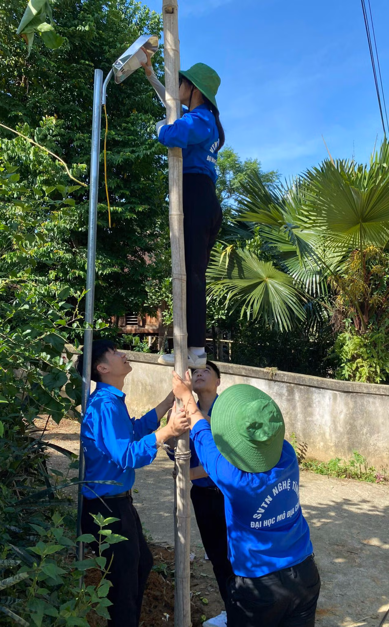 Bỏ qua cái nắng nóng gay gắt các bạn trẻ vẫn làm việc hăng say. Ảnh: Đoàn Thanh niên - Hội Sinh viên HUMG