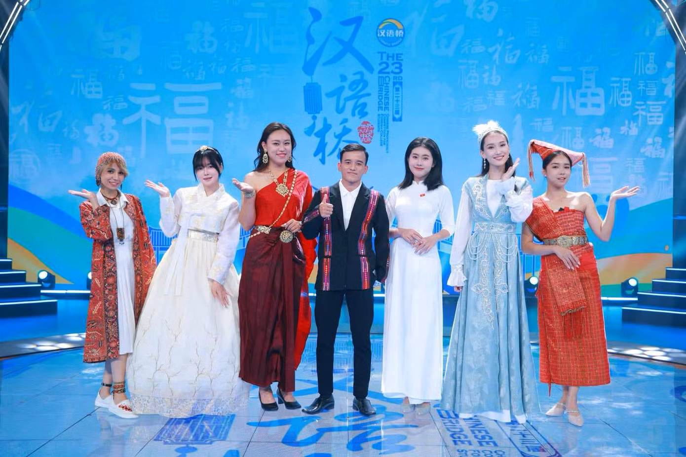 Thanh Trúc (thứ 3 từ phải qua) cùng 6 đại diện đến từ khu vực châu Á tham gia tranh tài tại vòng Chung kết. Ảnh: NVCC Thanh Trúc (thứ 3 từ phải qua) cùng 6 đại diện đến từ khu vực châu Á tham gia tranh tài tại vòng Chung kết. Ảnh: NVCC