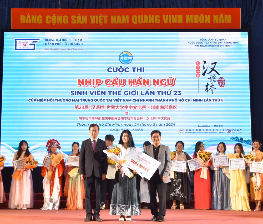 Thanh Trúc xuất sắc đạt giải Nhất cuộc thi trong nước và giành tấm vé đại diện Việt Nam tham gia "Nhịp cầu Hán ngữ Sinh viên thế giới lần thứ 23". Thanh Trúc xuất sắc đạt giải Nhất cuộc thi trong nước và giành tấm vé đại diện Việt Nam tham gia "Nhịp cầu Hán ngữ Sinh viên thế giới lần thứ 23".
