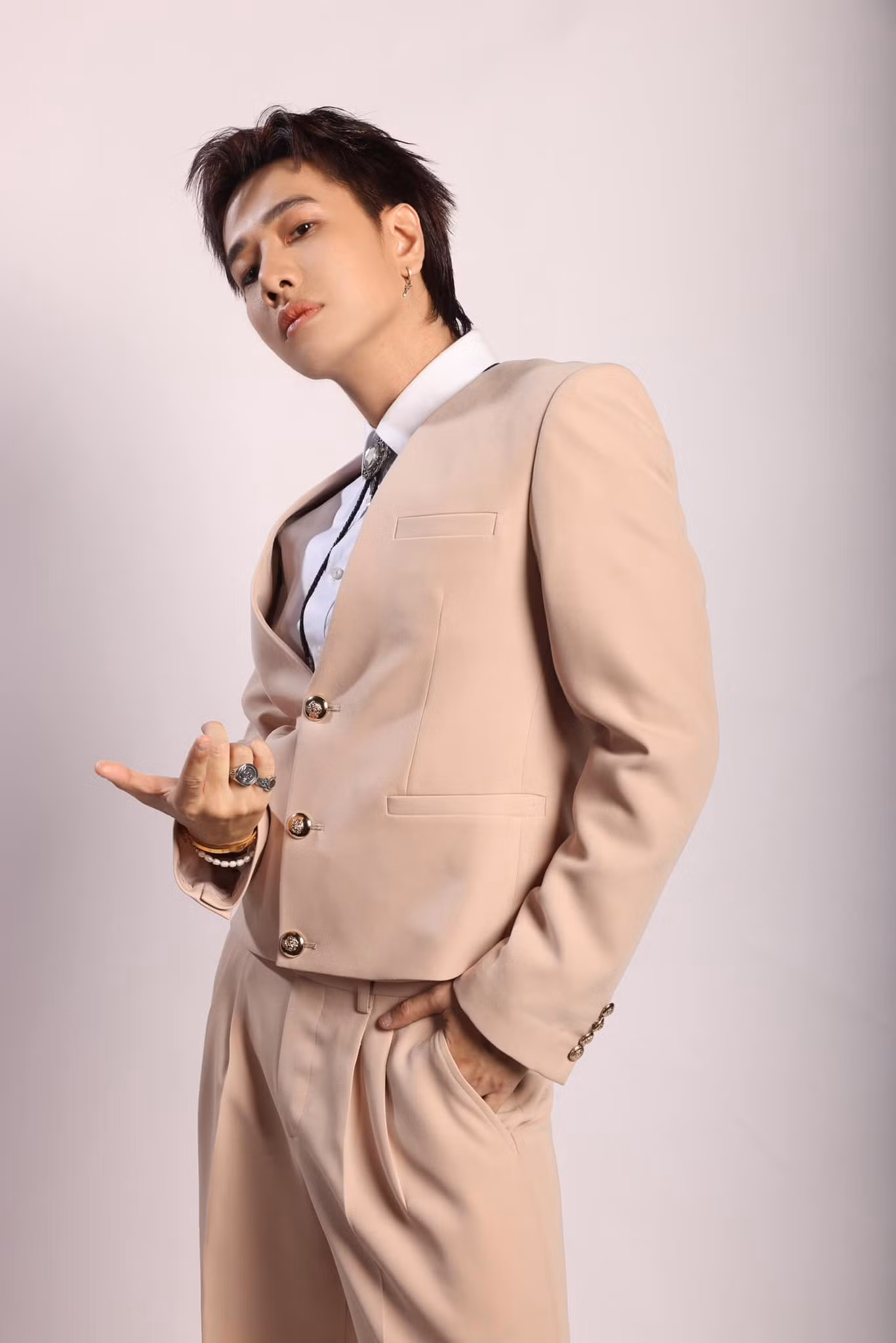 Lou Hoàng đến với Anh Trai "Say Hi" để bắt đầu hành trình tìm lại chính mình trong âm nhạc. Lou Hoàng đến với Anh Trai "Say Hi" để bắt đầu hành trình tìm lại chính mình trong âm nhạc.