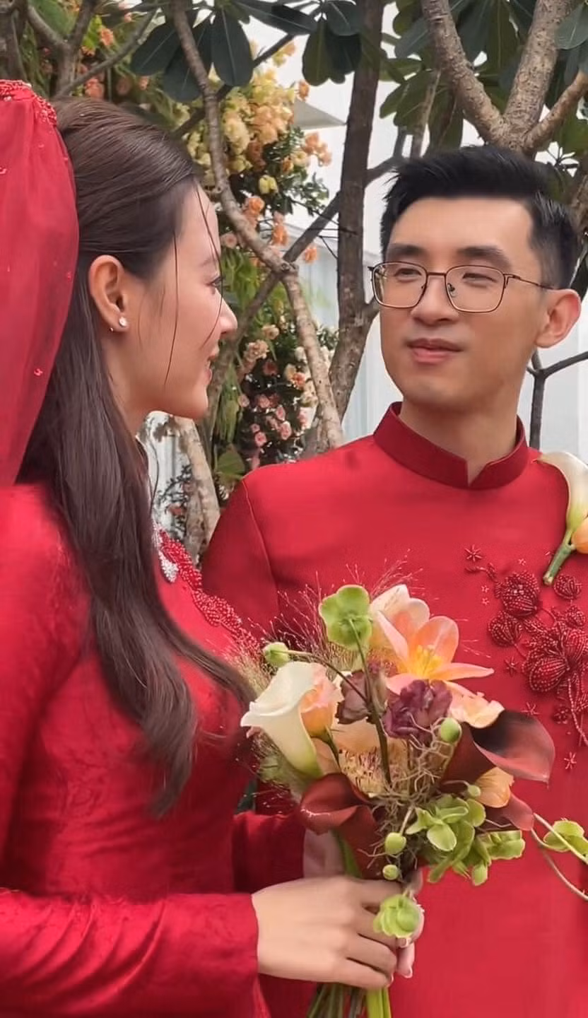 Bộ lễ phục của cô dâu chú rể sử dụng tông màu đỏ, điểm tô họa tiết nổi trên ngực. Bộ lễ phục của cô dâu chú rể sử dụng tông màu đỏ, điểm tô họa tiết nổi trên ngực.