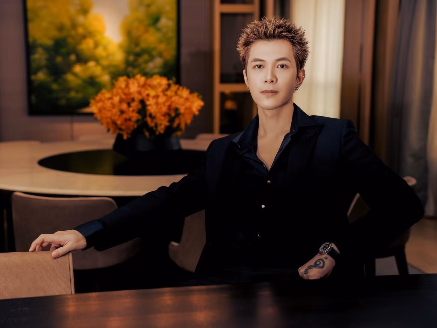Anh Tú đang phải nuôi tóc dài để tạo kiểu giống Song Kang chiều ý bà xã. Anh Tú đang phải nuôi tóc dài để tạo kiểu giống Song Kang chiều ý bà xã.
