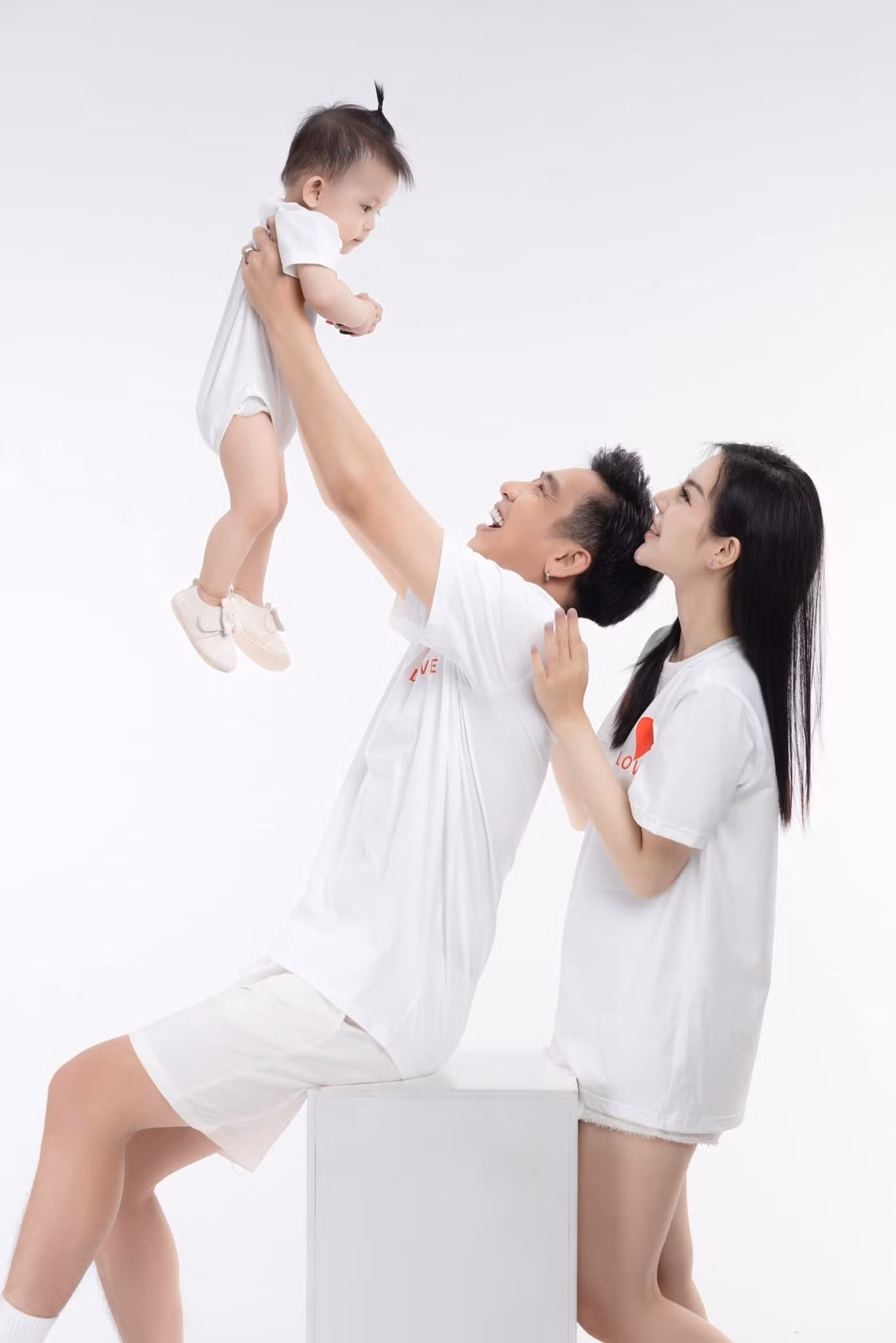 Tiệc thôi nôi đứa con đầu lòng của hai vợ chồng Tuấn Kiệt vừa diễn ra cách đây không lâu. Tiệc thôi nôi đứa con đầu lòng của hai vợ chồng Tuấn Kiệt vừa diễn ra cách đây không lâu.