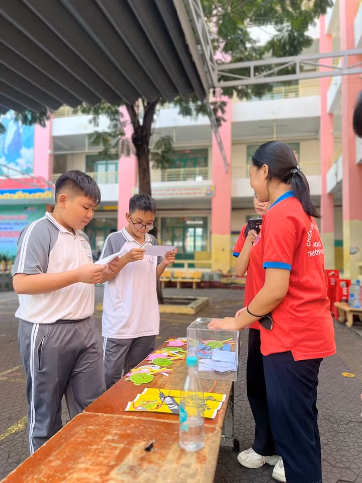 Các em học sinh tìm hiểu kiến thức phòng, chống tác hại của ma túy. Ảnh: Đoàn trường THPT Đa Phước. Các em học sinh tìm hiểu kiến thức phòng, chống tác hại của ma túy. Ảnh: Đoàn trường THPT Đa Phước.