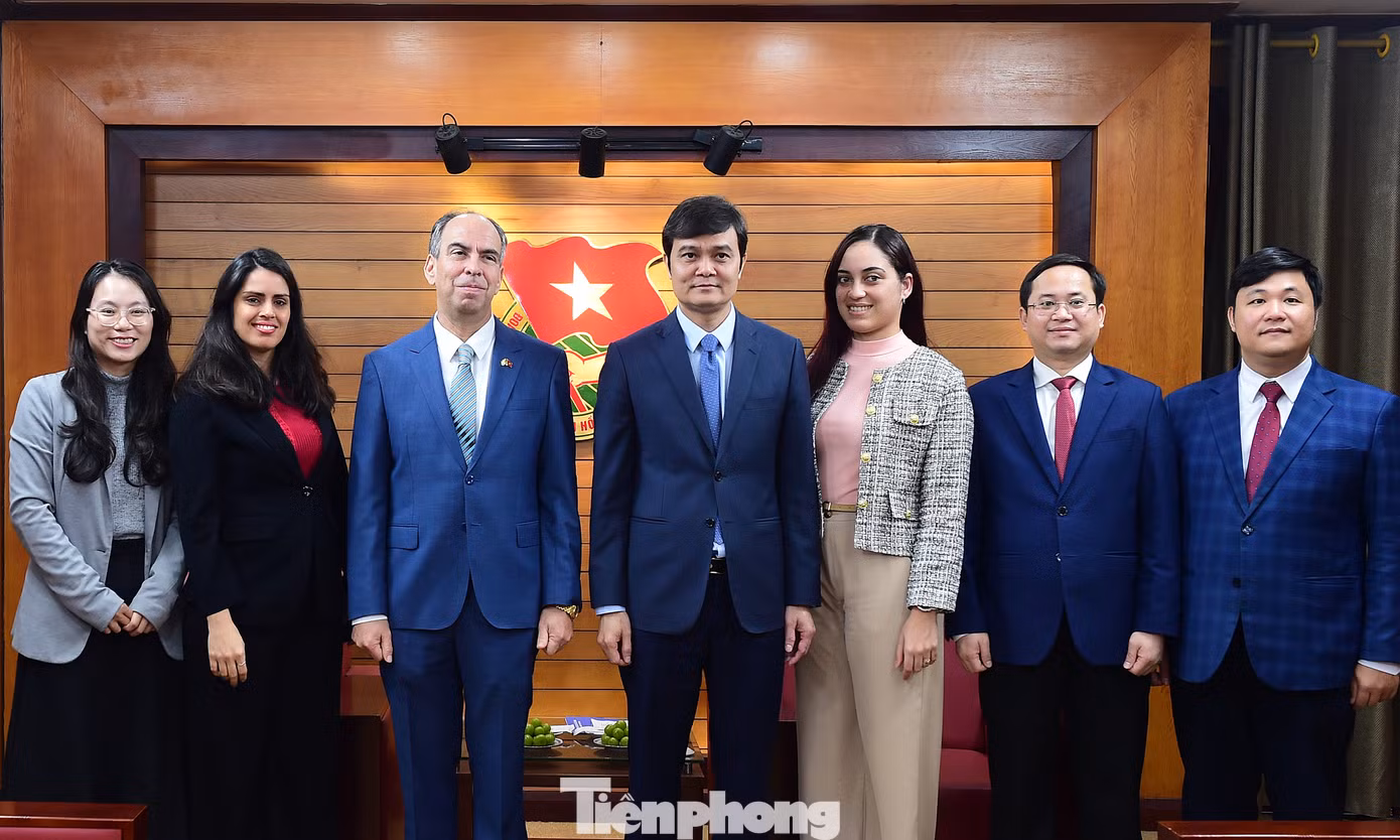 Đại biểu T.Ư Đoàn TNCS Hồ Chí Minh và Đại sứ quán Cuba tại Việt Nam chụp ảnh lưu niệm tại buổi tiếp. Ảnh: Xuân Tùng