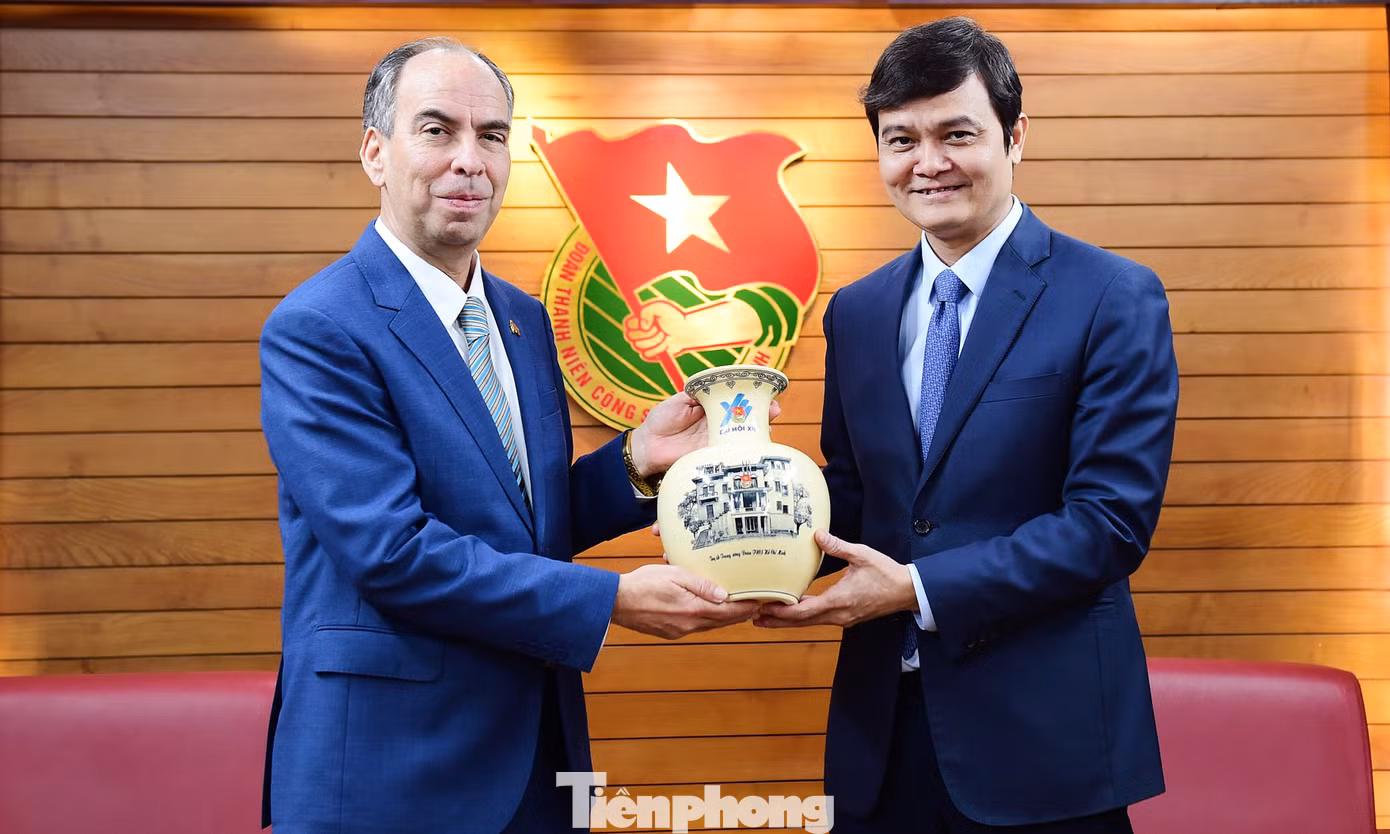 Bí thư thứ nhất T.Ư Đoàn Bùi Quang Huy tặng quà Đại sứ Cuba tại Việt Nam Rogelio Polanco Fuentes. Ảnh: Xuân Tùng