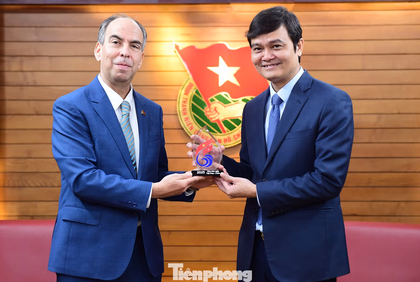 Đại sứ Cuba tại Việt Nam Rogelio Polanco Fuentes tặng quà Bí thư thứ nhất T.Ư Đoàn Bùi Quang Huy. Ảnh: Xuân Tùng