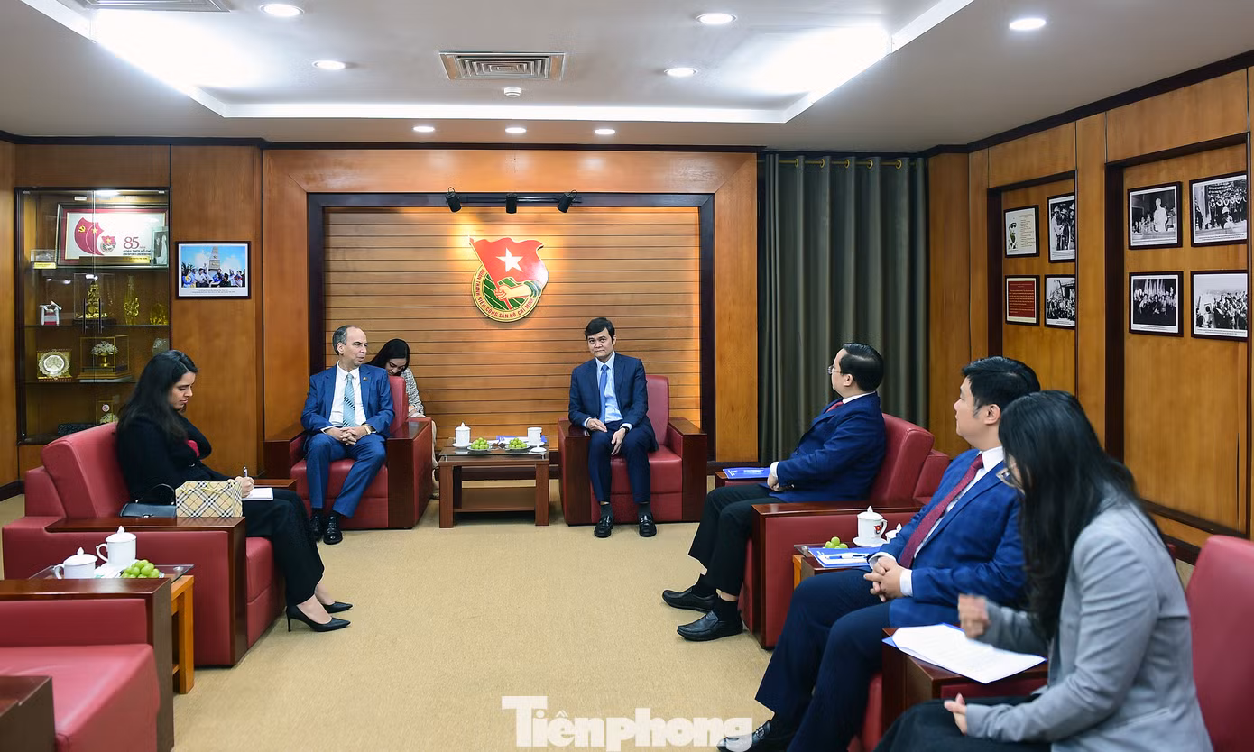 Bí thư thứ nhất T.Ư Đoàn Bùi Quang Huy tiếp Đại sứ Cuba tại Việt Nam Rogelio Polanco Fuentes. Ảnh: Xuân Tùng