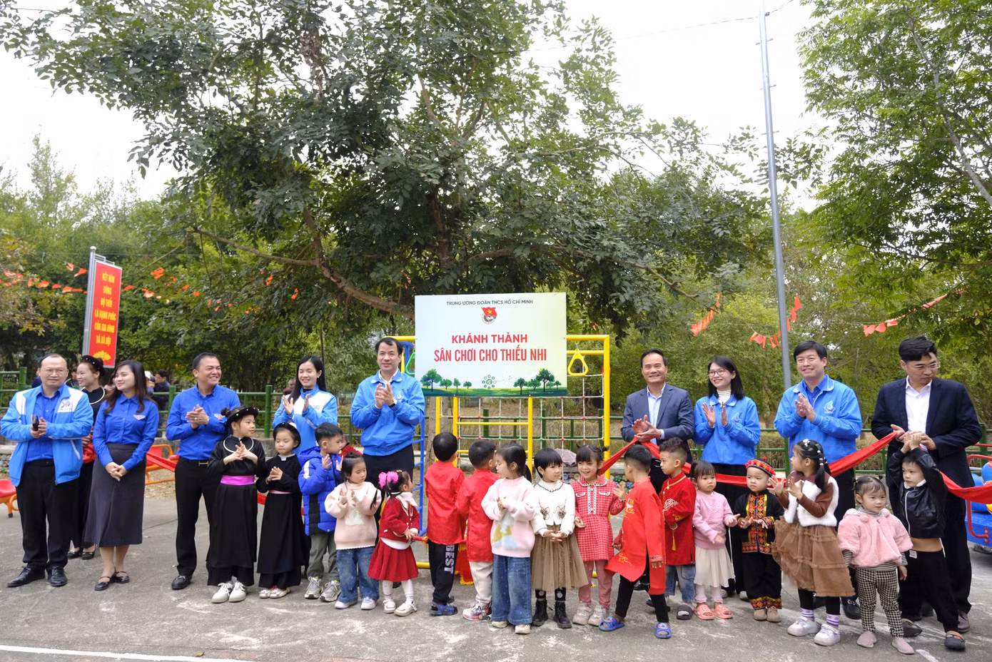 Đoàn đại biểu do anh Ngô Văn Cương - Bí thư T.Ư Đoàn dẫn đầu, trao tặng sân chơi thiếu nhi, khởi công ngôi Nhà khăn quàng đỏ. Ảnh: Châu Linh Đoàn đại biểu do anh Ngô Văn Cương - Bí thư T.Ư Đoàn dẫn đầu, trao tặng sân chơi thiếu nhi, khởi công ngôi Nhà khăn quàng đỏ. Ảnh: Châu Linh