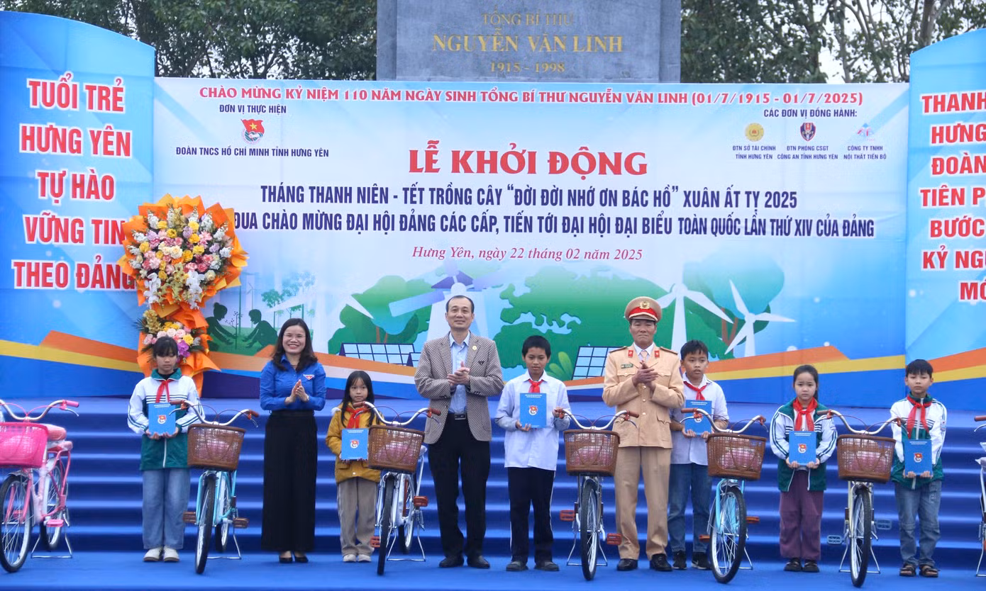 Nhiều công trình, nguồn lực được trao tặng trong lễ ra quân Tháng Thanh niên 2025 tại Hưng Yên. Ảnh: Đăng Đạt/TĐHY