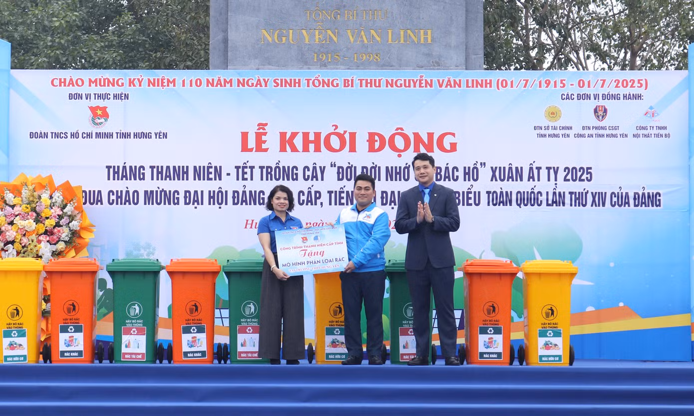Nhiều công trình, nguồn lực được trao tặng trong lễ ra quân Tháng Thanh niên 2025 tại Hưng Yên. Ảnh: Đăng Đạt/TĐHY