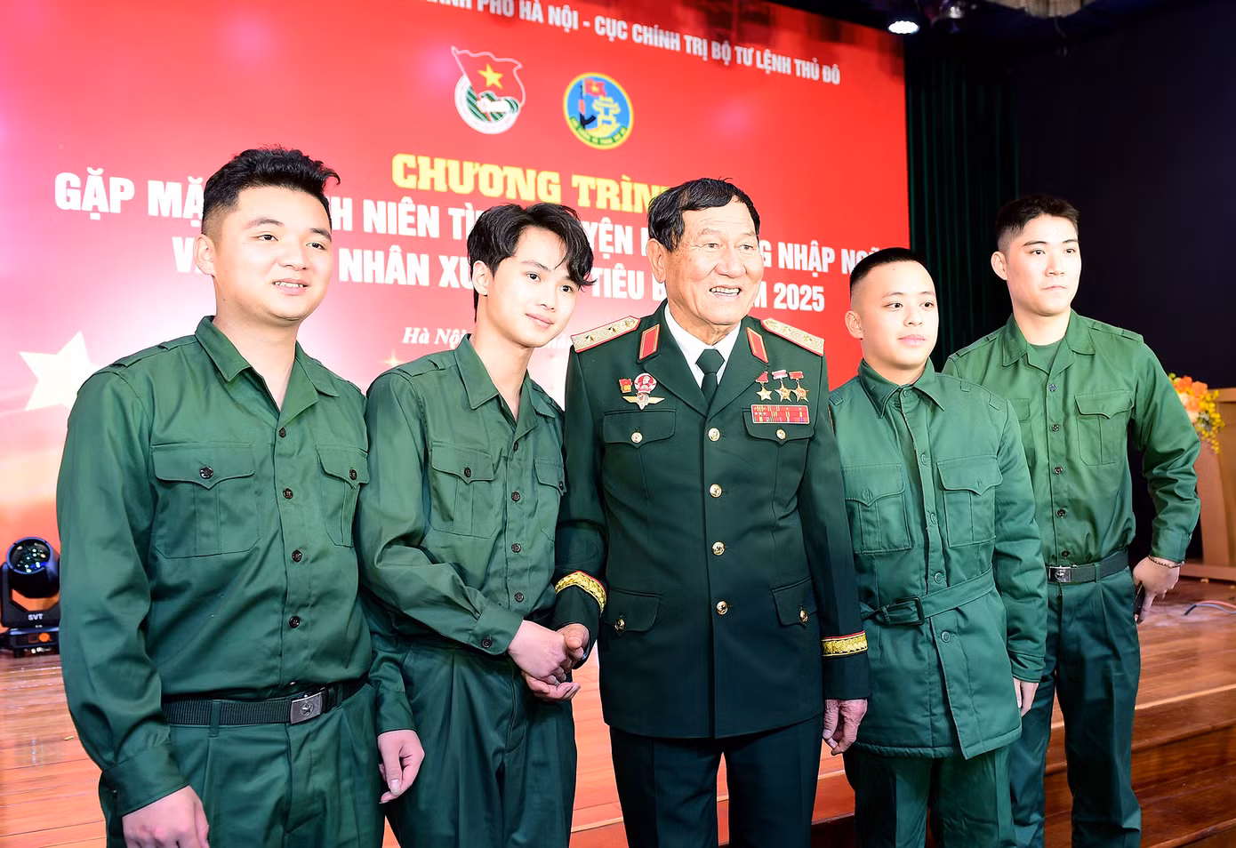 Trung tướng Phạm Tuân cùng tân binh tại chương trình. Ảnh: Xuân Tùng