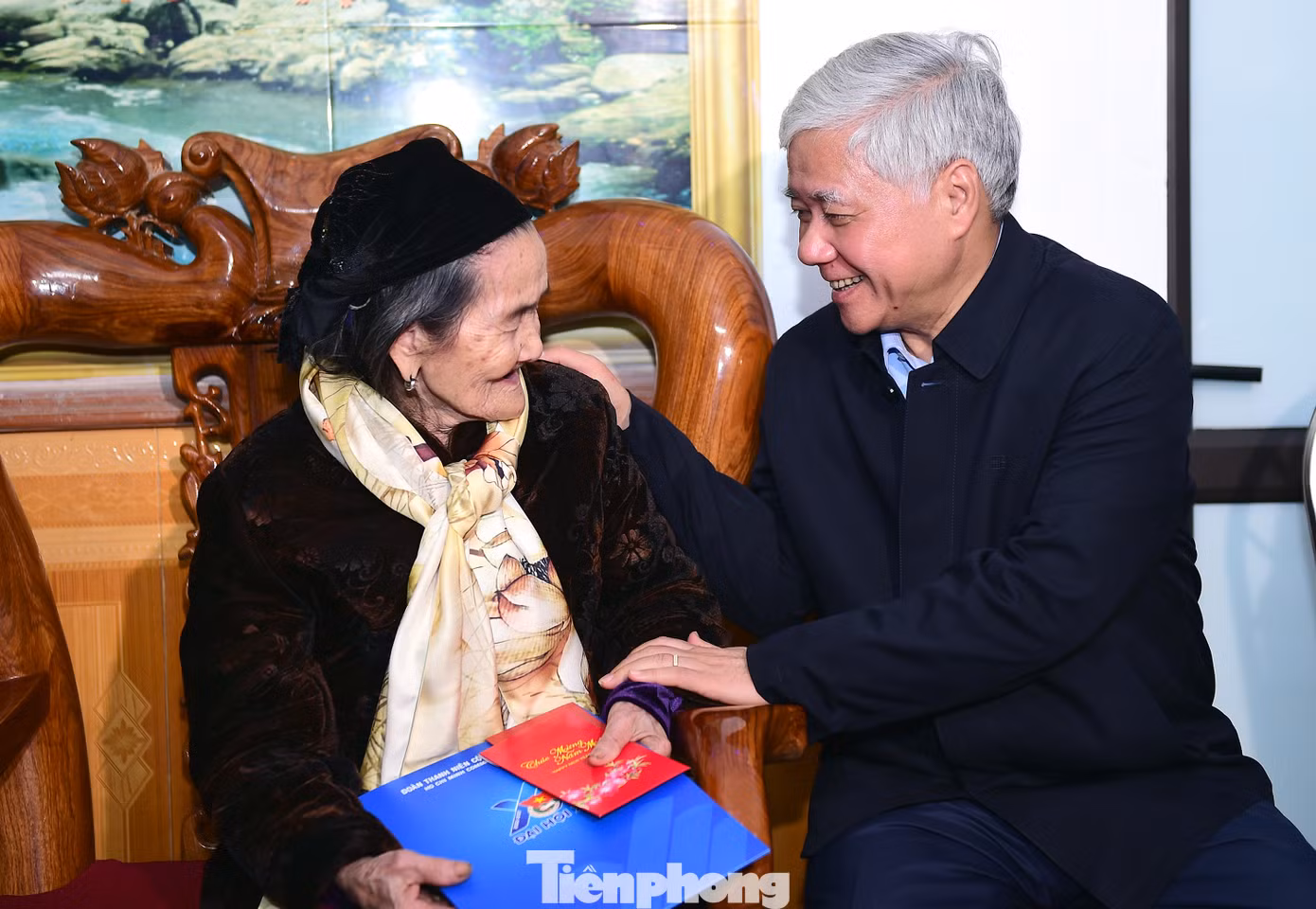 Ông Đỗ Văn Chiến - Ủy viên Bộ Chính trị, Bí thư T.Ư Đảng, Chủ tịch Ủy ban T.Ư MTTQ Việt Nam thăm hỏi, động viên Mẹ Việt Nam anh hùng Tình Thị Lộc. Ảnh: Xuân Tùng Ông Đỗ Văn Chiến - Ủy viên Bộ Chính trị, Bí thư T.Ư Đảng, Chủ tịch Ủy ban T.Ư MTTQ Việt Nam thăm hỏi, động viên Mẹ Việt Nam anh hùng Tình Thị Lộc. Ảnh: Xuân Tùng
