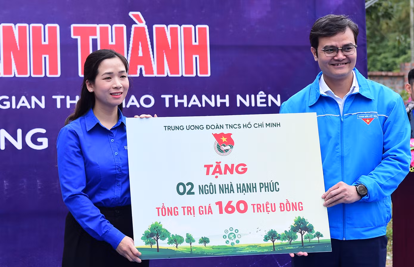 Dịp này, T.Ư Đoàn trao tặng 2 Ngôi nhà hạnh phúc cho gia đình có hoàn cảnh khó khăn, trị giá 160 triệu đồng. Trong ảnh, anh Bùi Quang Huy - Bí thư thứ nhất T.Ư Đoàn trao biển tượng trưng cho chị Dương Minh Nguyệt - Bí thư Tỉnh Đoàn Tuyên Quang. Ảnh: Xuân Tùng Dịp này, T.Ư Đoàn trao tặng 2 Ngôi nhà hạnh phúc cho gia đình có hoàn cảnh khó khăn, trị giá 160 triệu đồng. Trong ảnh, anh Bùi Quang Huy - Bí thư thứ nhất T.Ư Đoàn trao biển tượng trưng cho chị Dương Minh Nguyệt - Bí thư Tỉnh Đoàn Tuyên Quang. Ảnh: Xuân Tùng