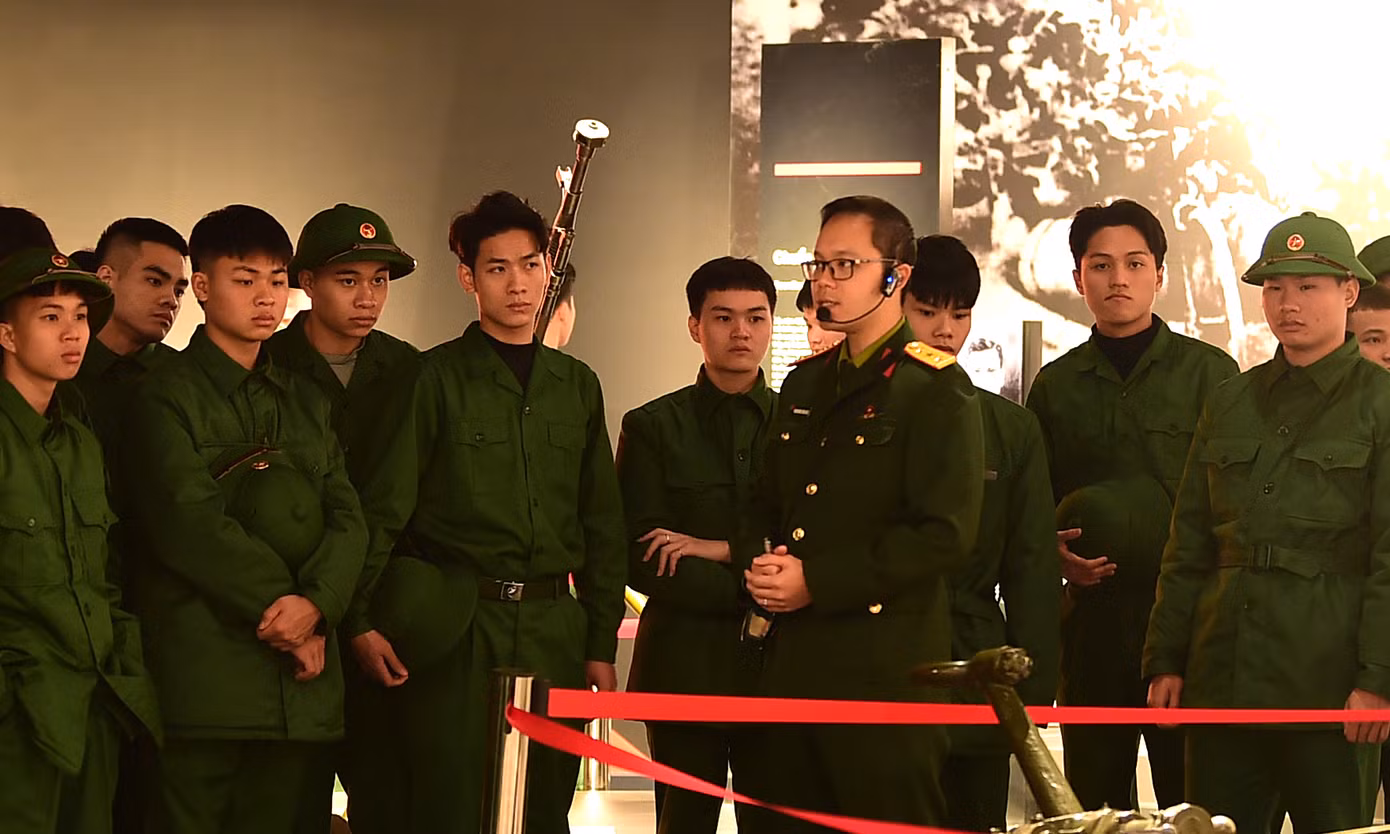 Trần Đình Hoan cùng các tân binh tham quan Bảo tàng Lịch sử Quân sự Việt Nam trước khi lên đường nhận nhiệm vụ. Ảnh: Xuân Tùng