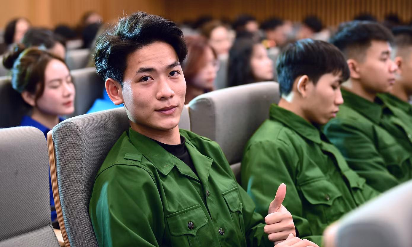 Trần Đình Hoan tình nguyện viết đơn lên đường nhập ngũ. Ảnh: Xuân Tùng