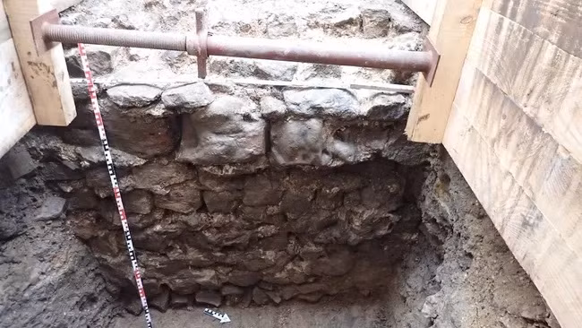 Bức tường được xây dựng cách đây 1.700 năm bằng vữa và đá chắc như bê tông. (Ảnh: Donata Kyritz) Bức tường được xây dựng cách đây 1.700 năm bằng vữa và đá chắc như bê tông. (Ảnh: Donata Kyritz)