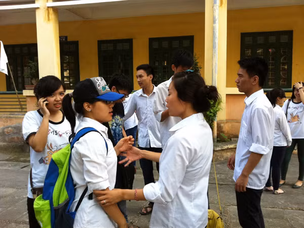 Cùng nắm tay nhau trước ngày thi