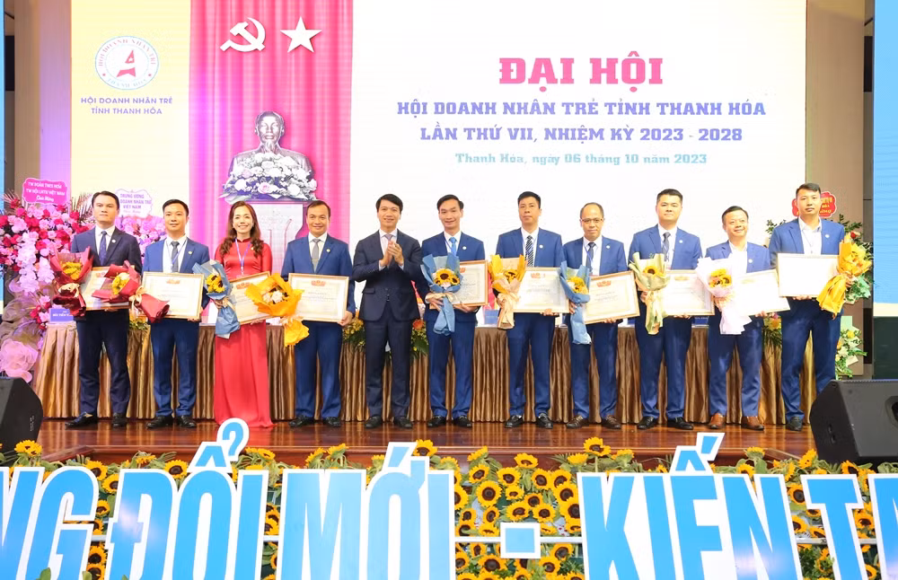 Anh Nguyễn Ngọc Lương - Bí thư Thường trực Trung ương Đoàn, Chủ tịch Hội Liên hiệp Thanh niên Việt Nam trao Bằng khen của Trung ương Hội Liên hiệp Thanh niên Việt Nam cho các cá nhân xuất sắc giai đoạn 2018 - 2023.