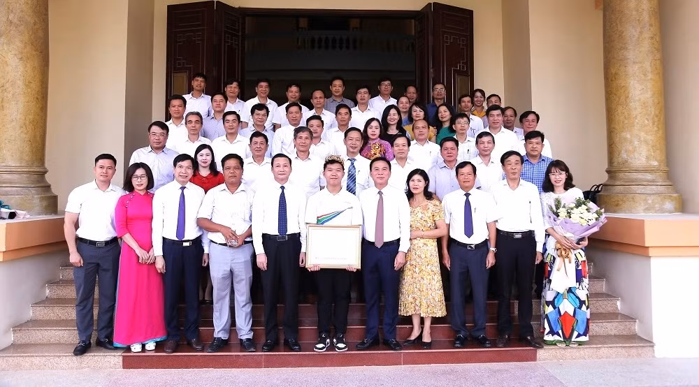 Các đại biểu chụp ảnh lưu niệm cùng em Lê Xuân Mạnh.
