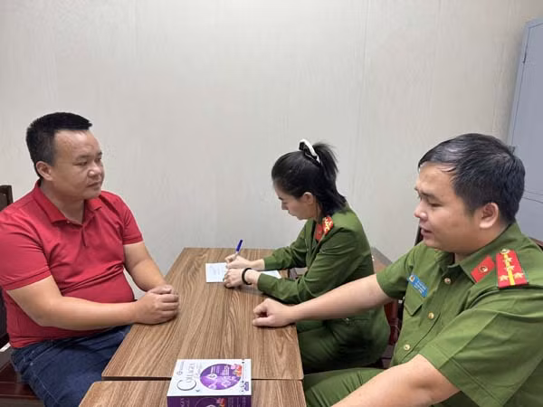 Lê Quý Đôn tại cơ quan công an. Lê Quý Đôn tại cơ quan công an.