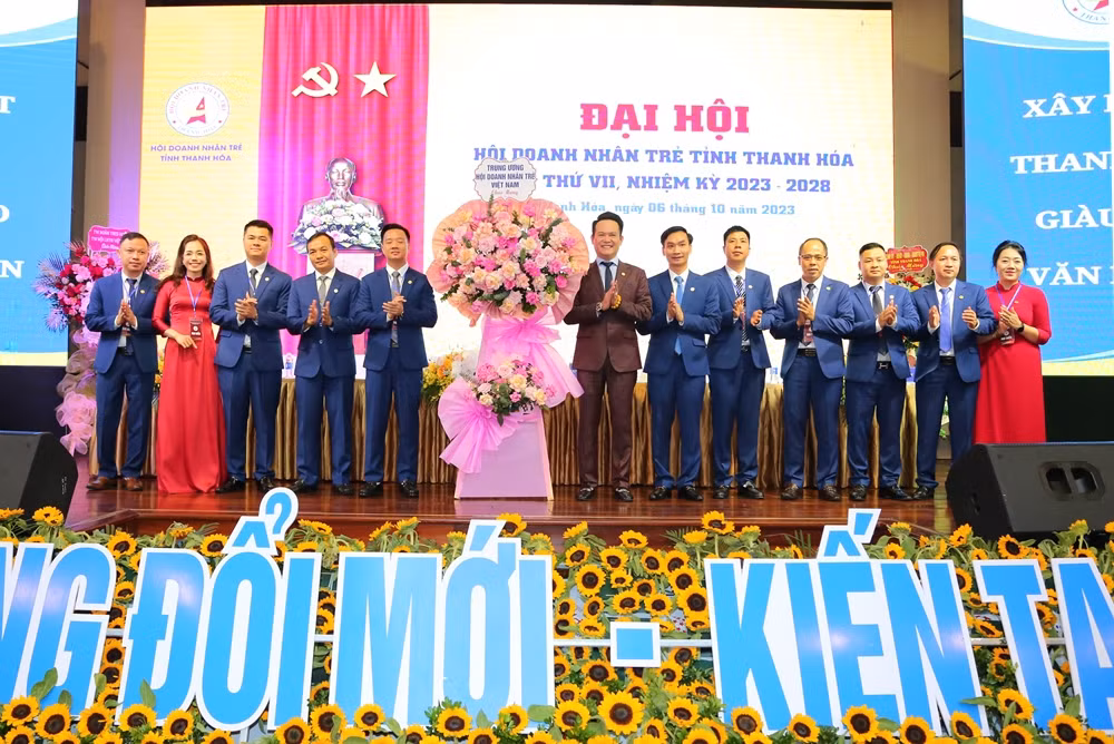 Anh Đặng Hồng Anh, Phó Chủ tịch Hội Liên hiệp Thanh niên Việt Nam, Chủ tịch Hội Doanh nhân trẻ Việt Nam tặng hoa, chúc mừng đại hội.