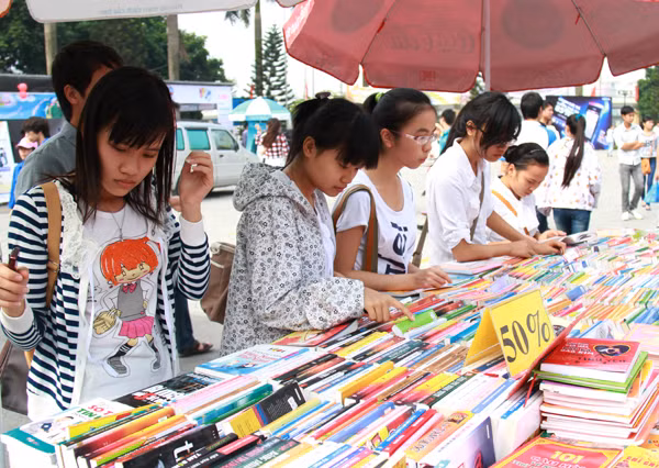 Mặt hàng nhiều nhất là sách, tài liệu. Có đơn vị giảm giá tới 50%. Ảnh: Trường Phong. 