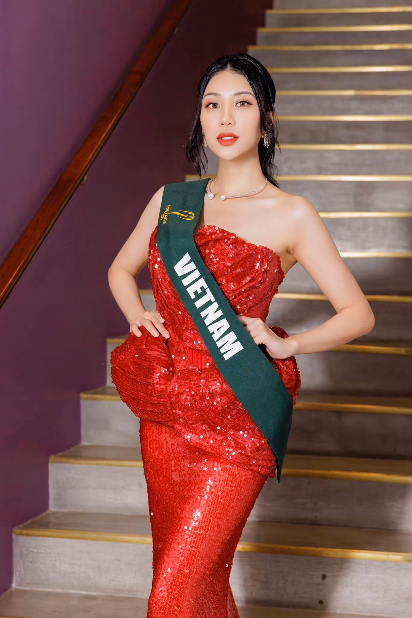 Lan Anh sinh năm 1997, cao 1,71 m, số đo hình thể 85-60-95 cm. Người đẹp là gương mặt mới, kỹ năng trình diễn catwalk, biểu cảm còn yếu. Tuy nhiên, cô có lợi thế là thí sinh chủ nhà của Hoa hậu Trái Đất 2023. Bên cạnh đó, Lan Anh có thế mạnh về thuyết trình và dự án môi trường ấn tượng. Lan Anh sinh năm 1997, cao 1,71 m, số đo hình thể 85-60-95 cm. Người đẹp là gương mặt mới, kỹ năng trình diễn catwalk, biểu cảm còn yếu. Tuy nhiên, cô có lợi thế là thí sinh chủ nhà của Hoa hậu Trái Đất 2023. Bên cạnh đó, Lan Anh có thế mạnh về thuyết trình và dự án môi trường ấn tượng.