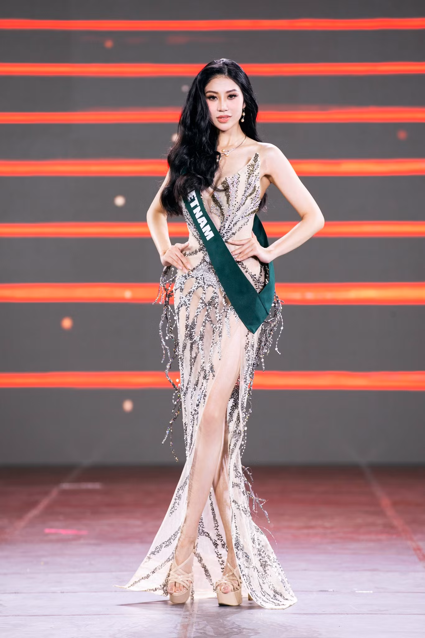Trước cuộc thi, Lan Anh không nằm trong nhóm thí sinh được dự đoán vào top 4. Tuy nhiên, cô thuyết phục khán giả và ban giám khảo với sự tiến bộ từng ngày cùng kỹ năng tiếng Anh, ứng xử trôi chảy, thông minh. Trước cuộc thi, Lan Anh không nằm trong nhóm thí sinh được dự đoán vào top 4. Tuy nhiên, cô thuyết phục khán giả và ban giám khảo với sự tiến bộ từng ngày cùng kỹ năng tiếng Anh, ứng xử trôi chảy, thông minh.