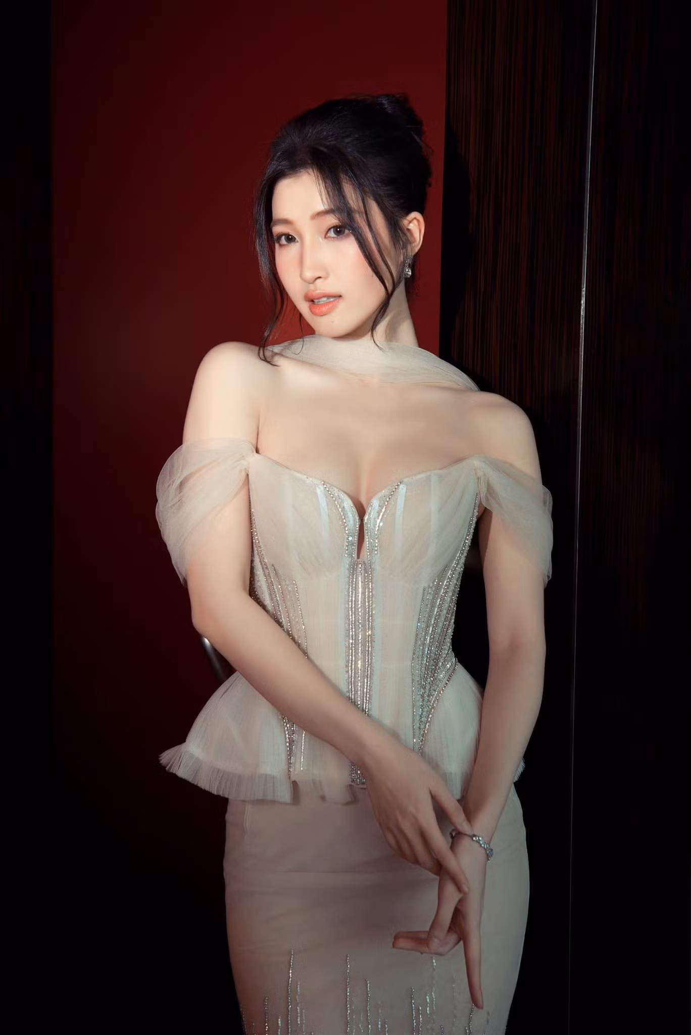 Nguyễn Phương Nhi sinh năm 2002, cao 1,7 m, số đo ba vòng 80-57-88 cm. Người đẹp gốc Thanh Hóa theo học chuyên ngành Luật thương mại quốc tế Đại học Luật Hà Nội, thông thạo tiếng Anh, Tây Ban Nha. Tại cuộc thi Miss World Vietnam - Hoa hậu Thế giới Việt Nam 2022, Phương Nhi giành giải Á hậu 2 và thắng giải phụ Người có làn da đẹp nhất. Nguyễn Phương Nhi sinh năm 2002, cao 1,7 m, số đo ba vòng 80-57-88 cm. Người đẹp gốc Thanh Hóa theo học chuyên ngành Luật thương mại quốc tế Đại học Luật Hà Nội, thông thạo tiếng Anh, Tây Ban Nha. Tại cuộc thi Miss World Vietnam - Hoa hậu Thế giới Việt Nam 2022, Phương Nhi giành giải Á hậu 2 và thắng giải phụ Người có làn da đẹp nhất.